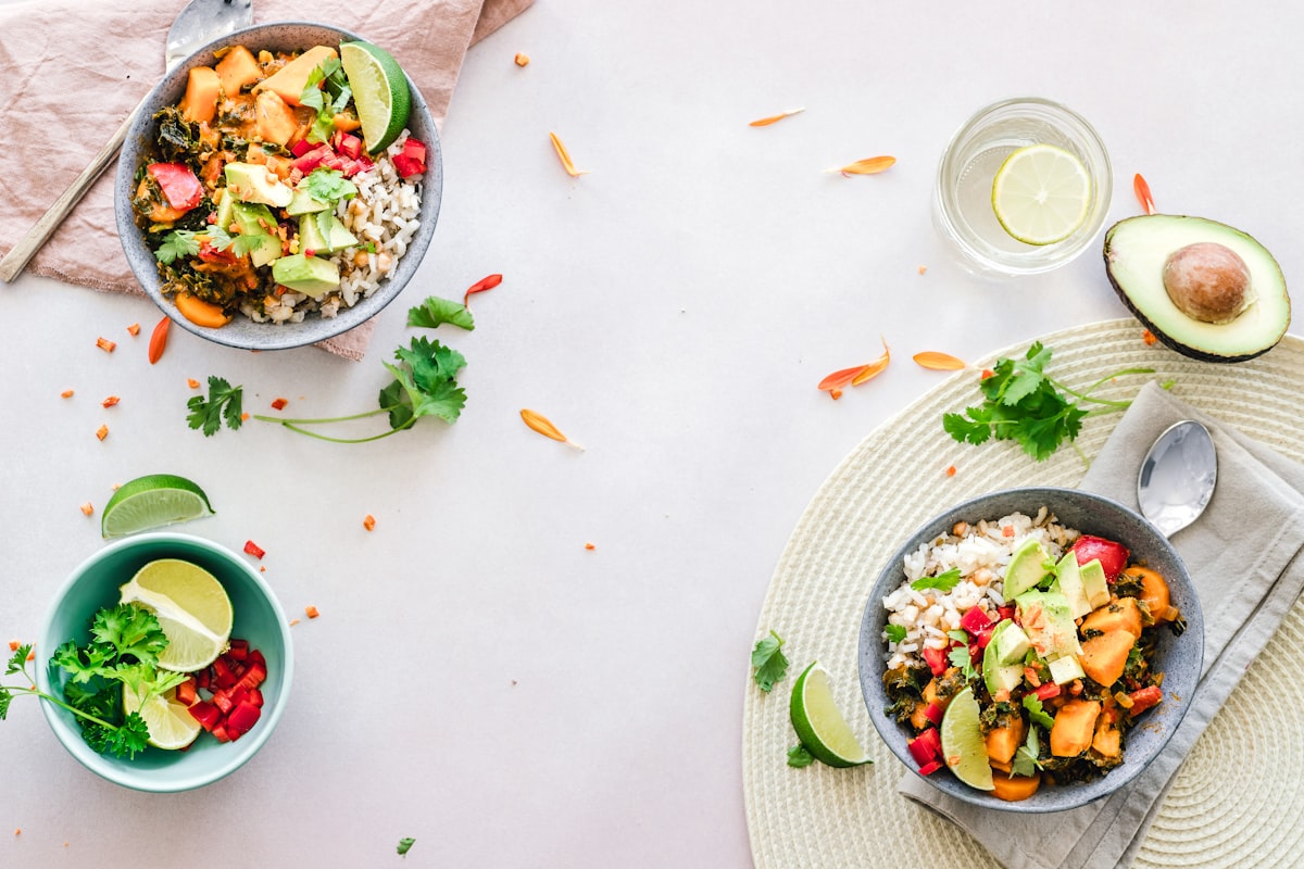 Smoothie bowl z owocami i orzechami